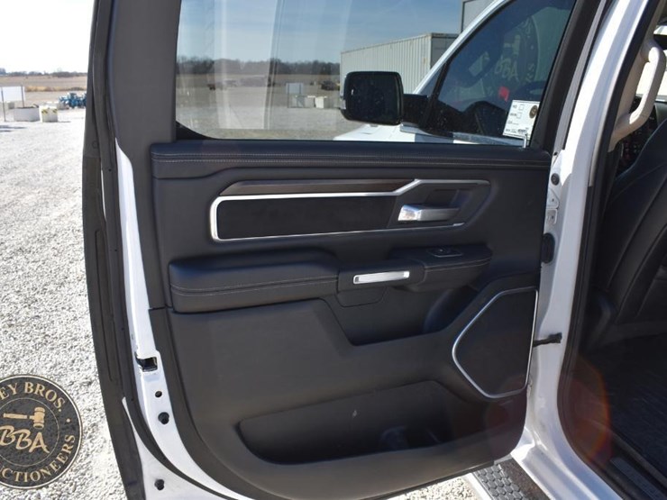 2021-ram-1500-laramie-image-28