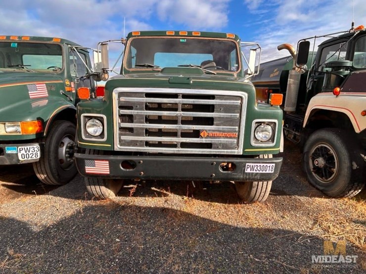 1989-international-1954-cab-and-chassis-truck-image-3