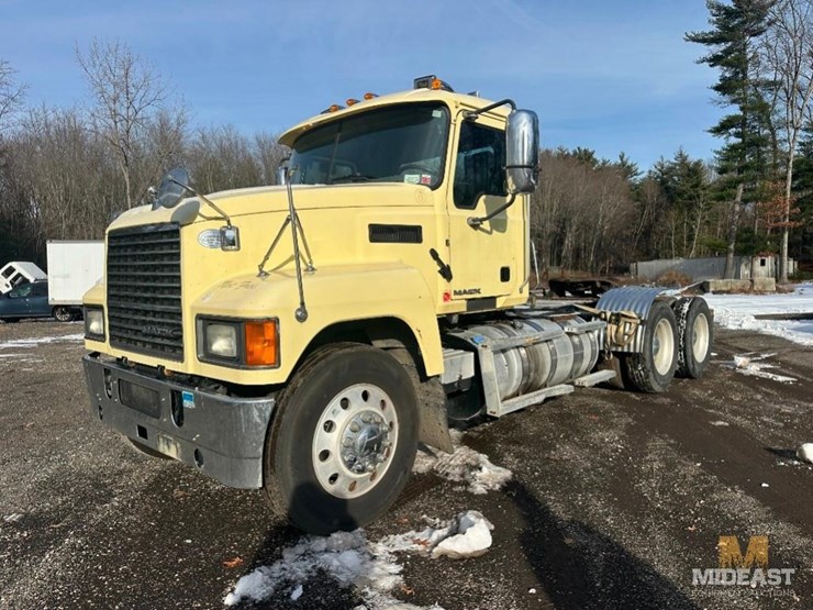 2017-mack-chu613-day-cab-tractor-image-1
