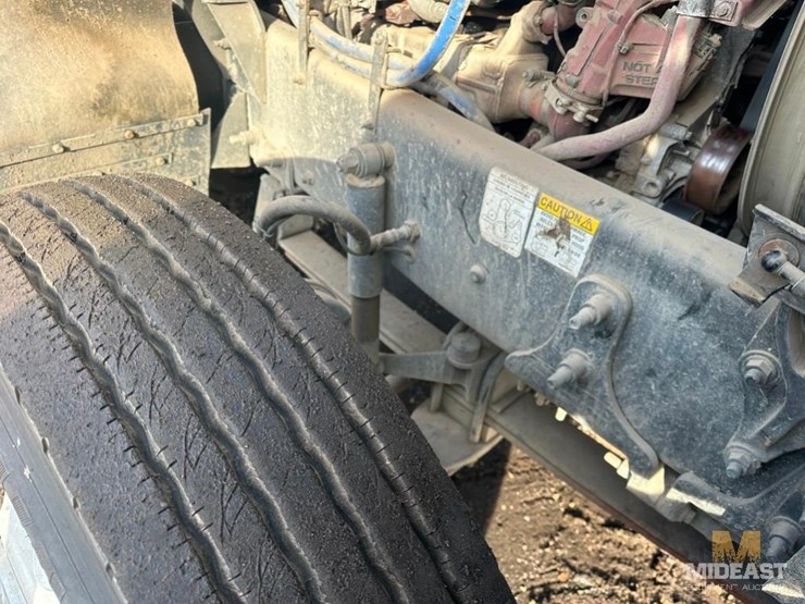 2017-mack-chu613-day-cab-tractor-image-16