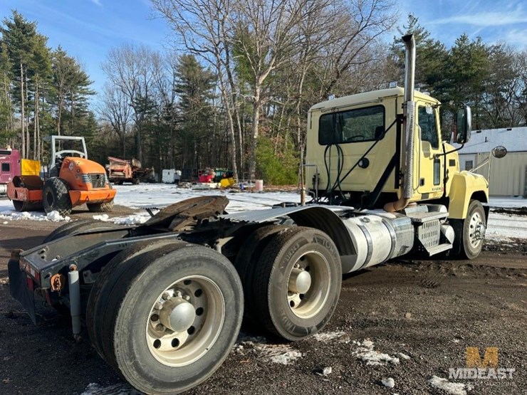 2017-mack-chu613-day-cab-tractor-image-5