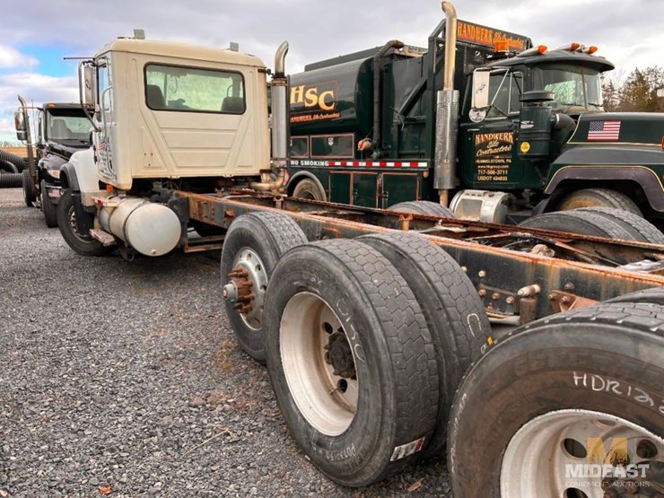 2006-mack-cv713-granite-cab-and-chassis-truck-image-3