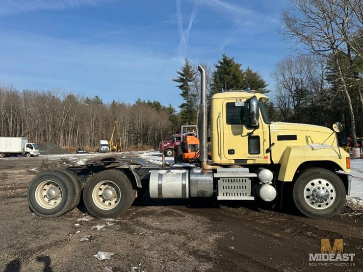 2017-mack-chu613-day-cab-tractor-image-8