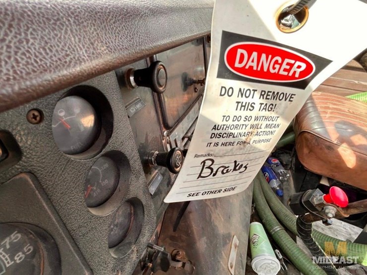 1989-international-1954-cab-and-chassis-truck-image-10