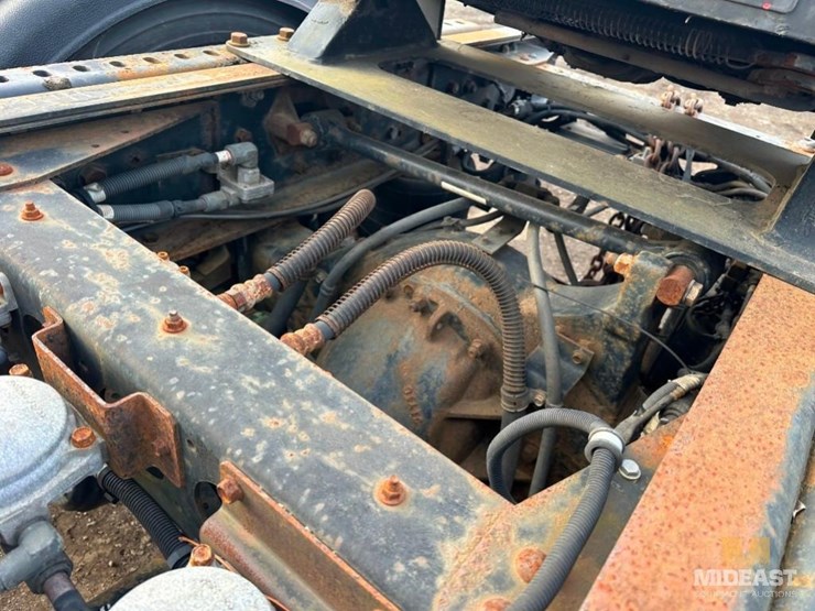 2013-ud-ud330-cab-over-truck-image-17