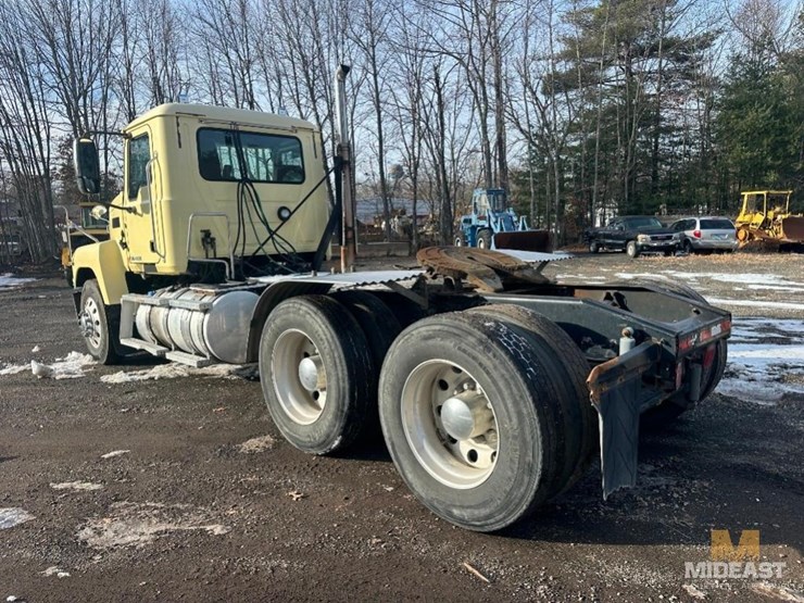 2017-mack-chu613-day-cab-tractor-image-3