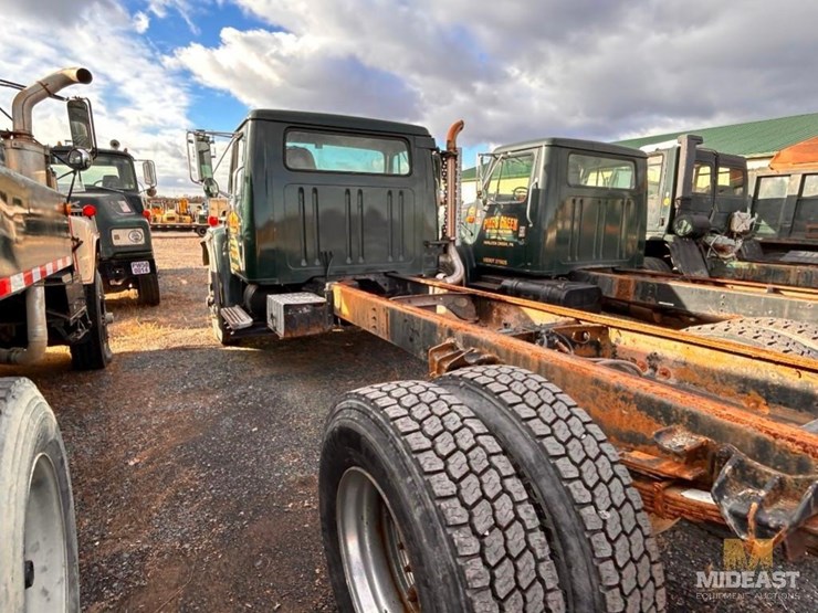 1989-international-1954-cab-and-chassis-truck-image-8