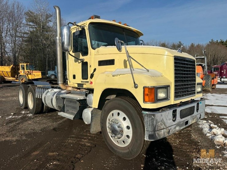 2017-mack-chu613-day-cab-tractor-image-10
