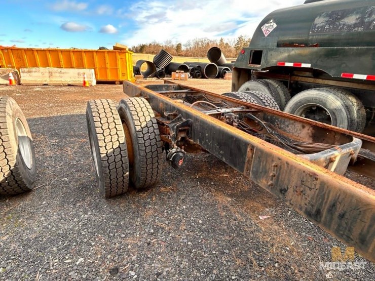 1989-international-1954-cab-and-chassis-truck-image-4
