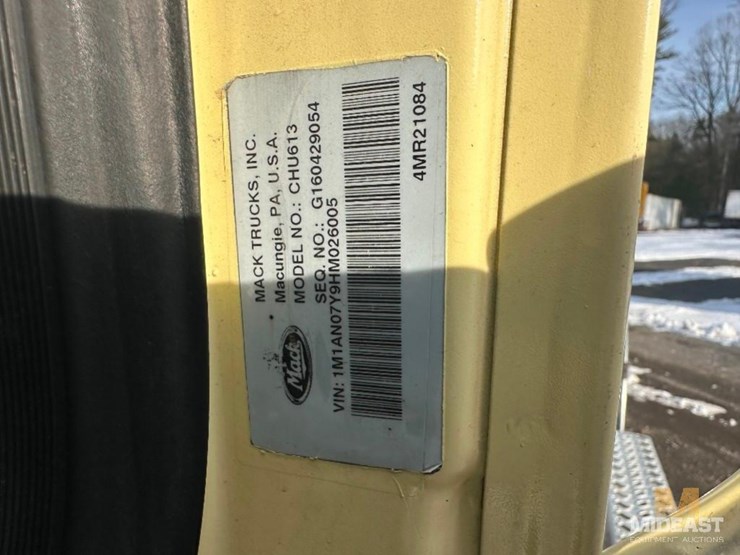 2017-mack-chu613-day-cab-tractor-image-32