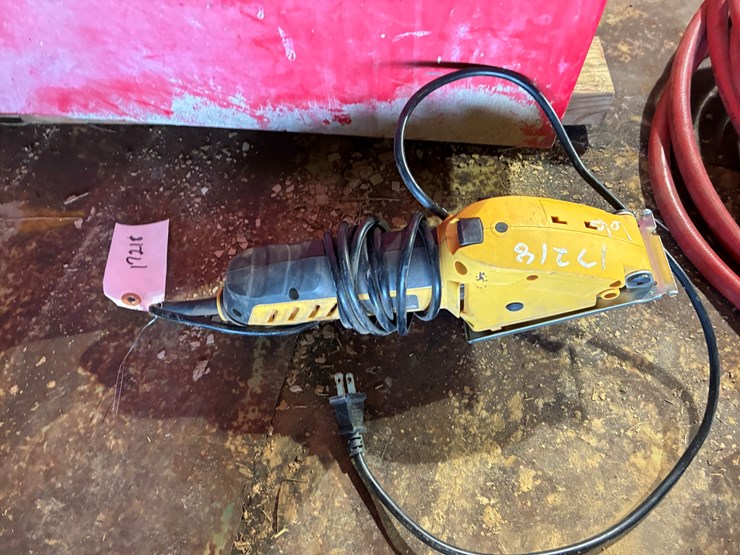 #17218-•-dewalt-saw-image-1