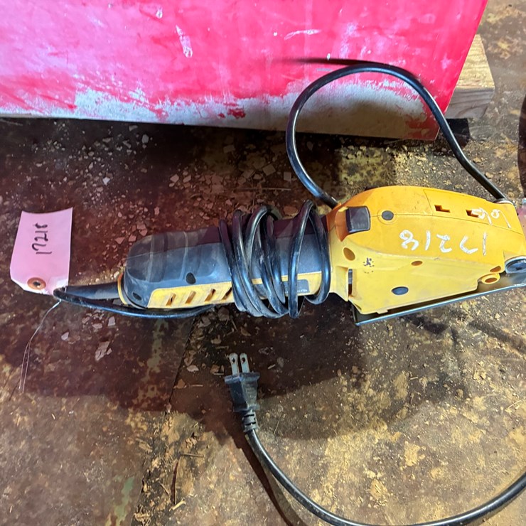 #17218 • Dewalt Saw