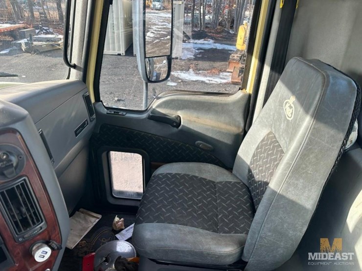 2017-mack-chu613-day-cab-tractor-image-25