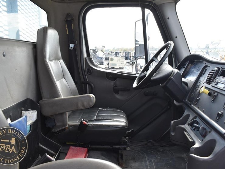 freightliner-business-class-m2-106-image-50