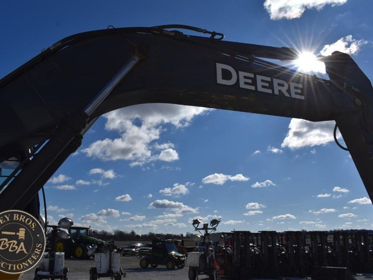 deere-380g-lc-image-39