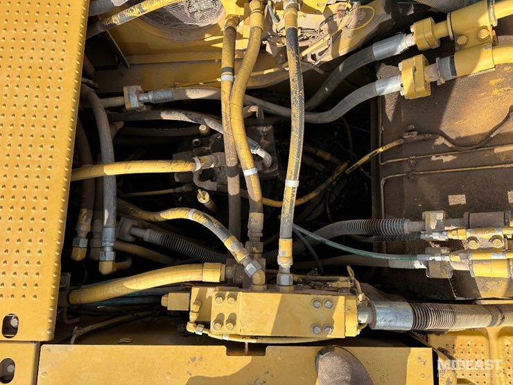 caterpillar-330d-image-35