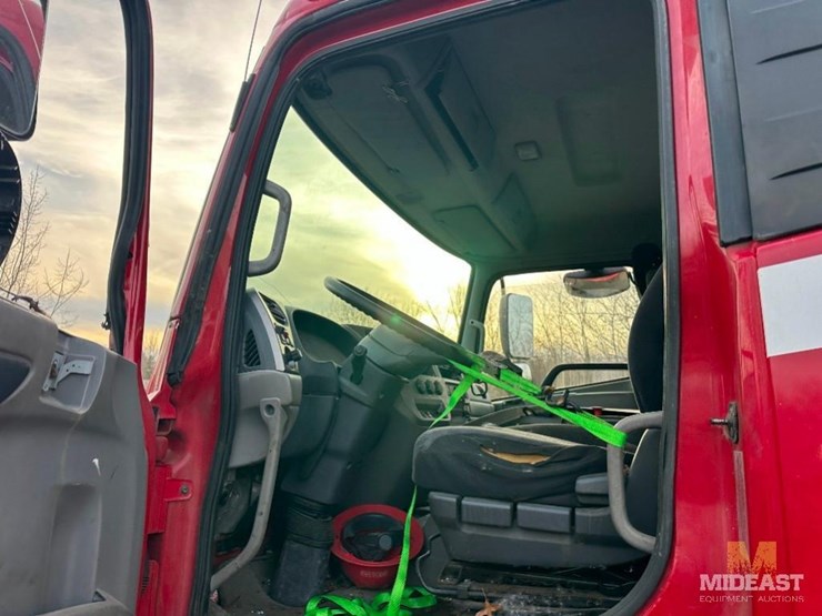 2013-ud-ud330-cab-over-truck-image-22