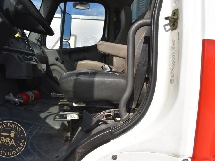 freightliner-business-class-m2-106-image-36