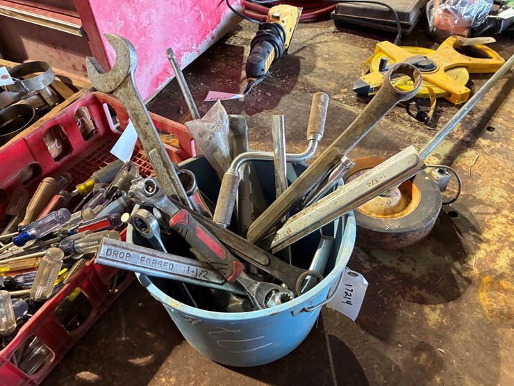 #17214-•-bucket-of-misc.-end-wrenches-image-1