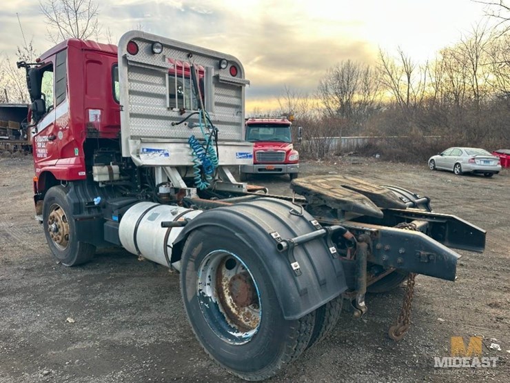 2013-ud-ud330-cab-over-truck-image-3