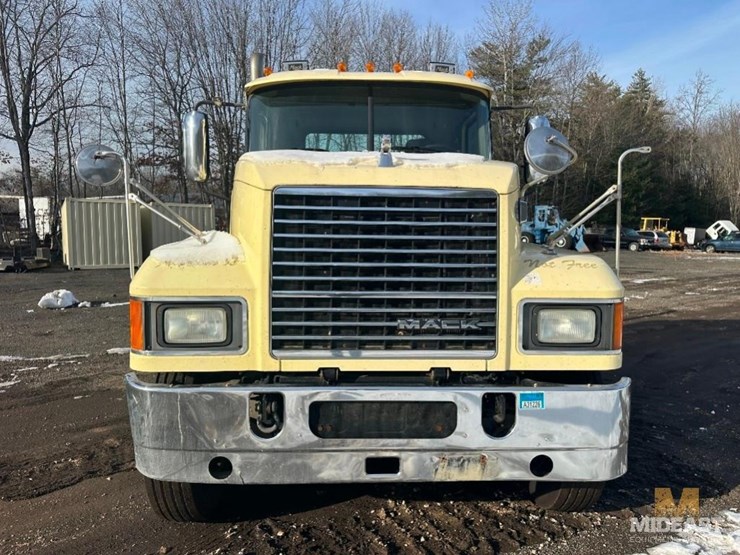 2017-mack-chu613-day-cab-tractor-image-11