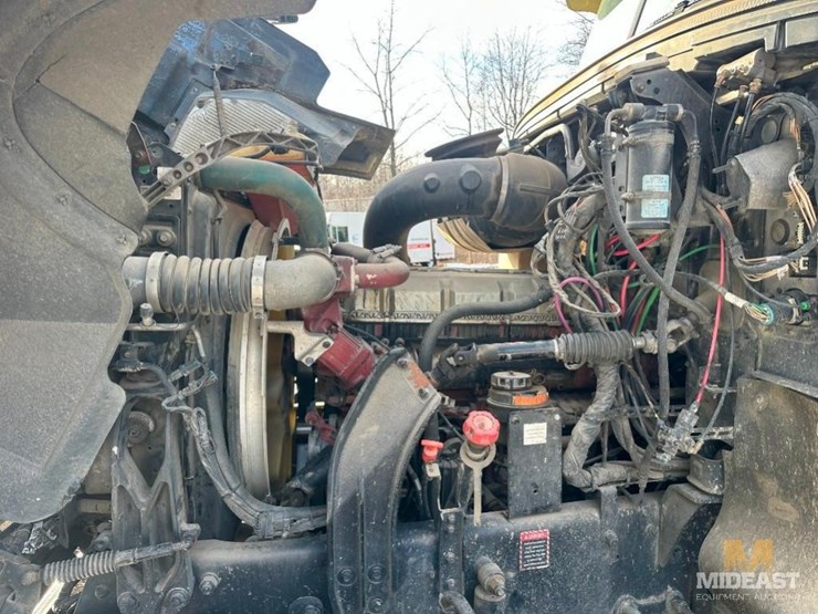 2017-mack-chu613-day-cab-tractor-image-21