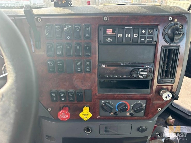 2017-mack-chu613-day-cab-tractor-image-28