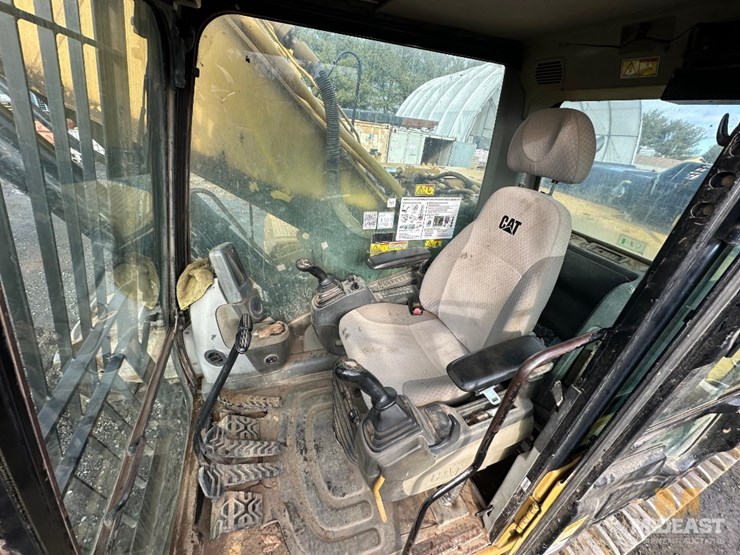 caterpillar-330d-image-44