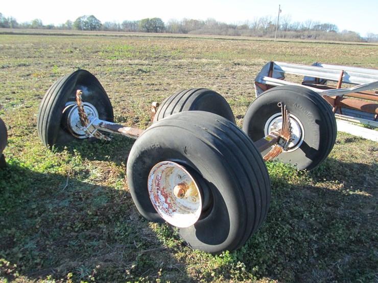 #35332-•-lot-of-(2)-willmar-19l-16-fertilizer-buggy-axles-&-tires-image-2