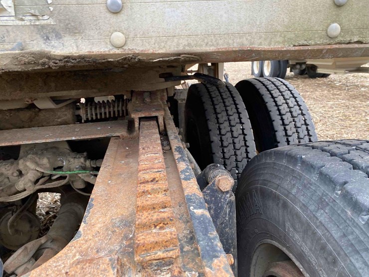 2007-freightliner-day-cab-semi-tractor-image-28