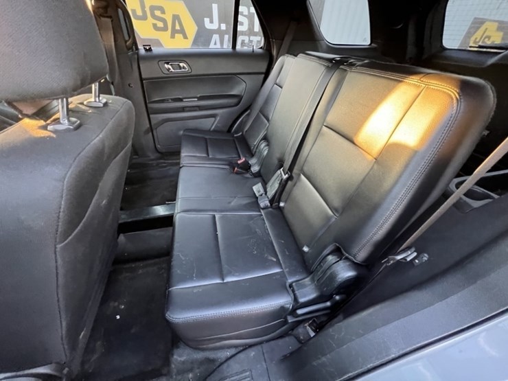 2015-ford-explorer-image-21