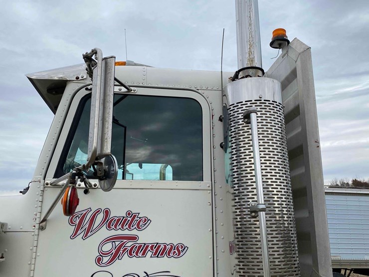 1987-freightliner-day-cab-semi-tractor-image-17