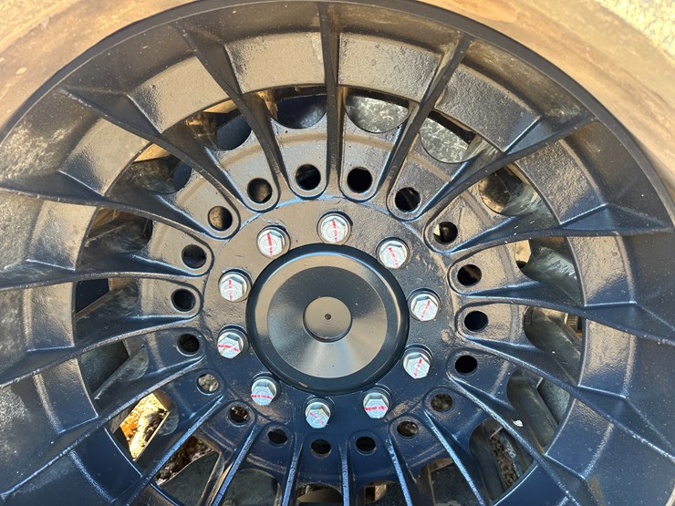 #35562-•-2023-case-470-track-tractor-image-17