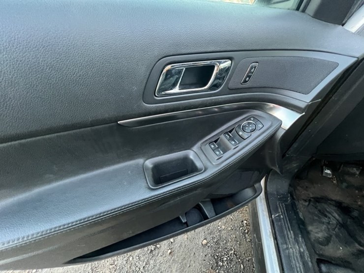 2015-ford-explorer-image-24