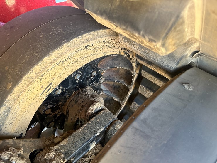 #35562-•-2023-case-470-track-tractor-image-32