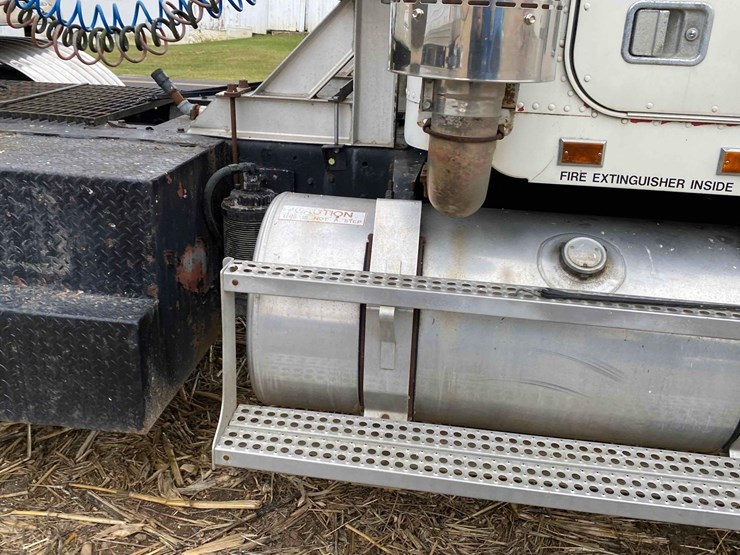 1987-freightliner-day-cab-semi-tractor-image-42