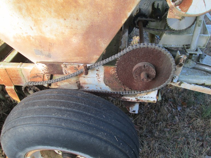 #35381-•-willmar-pull-type-spreader-17-image-7