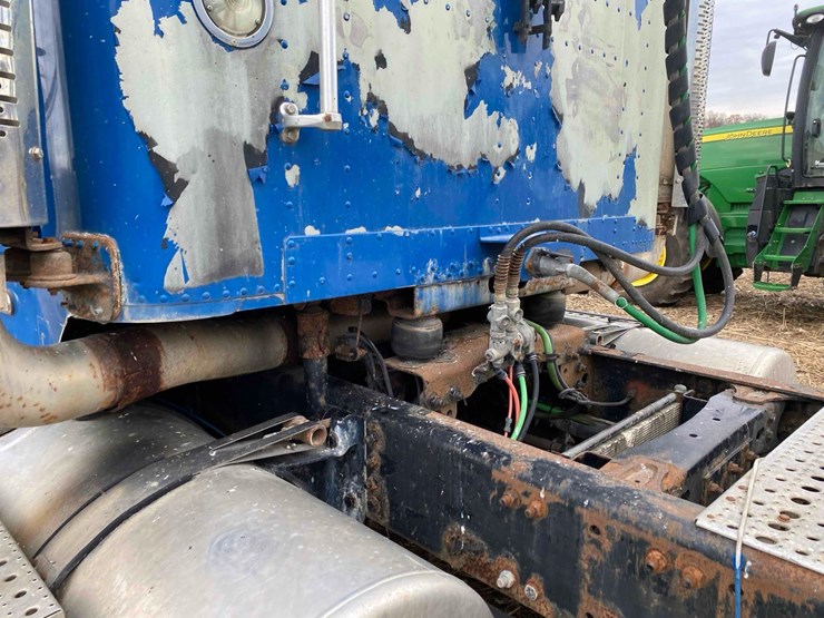 2007-freightliner-day-cab-semi-tractor-image-12