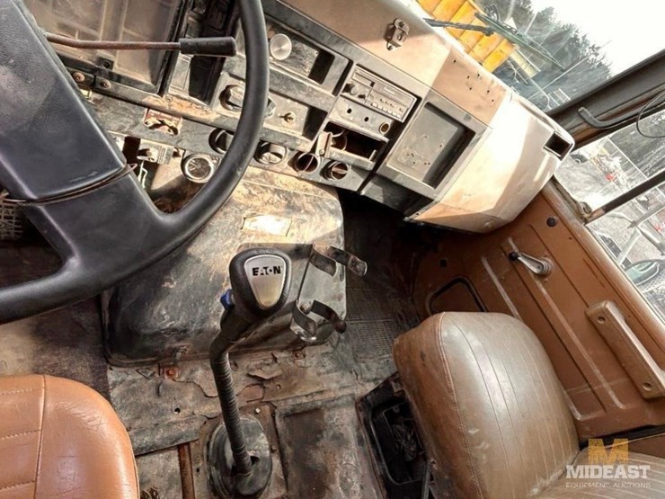 1990-international-f-4900-tandem-axle-dump-truck-image-17