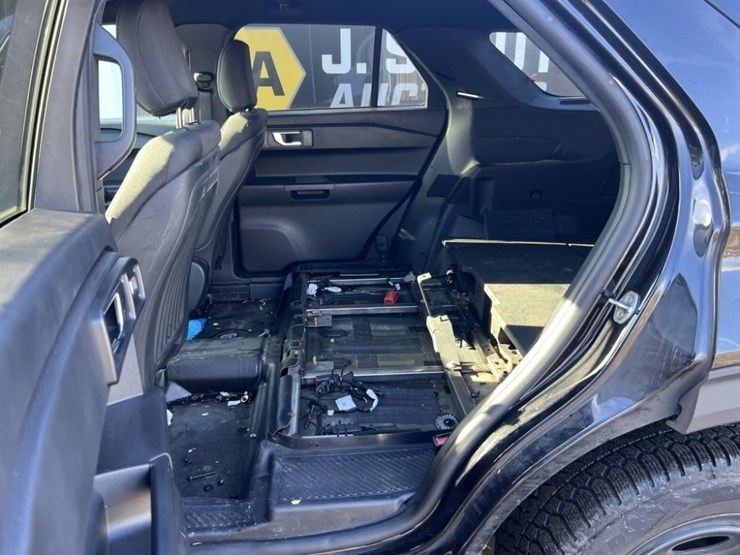 2020-ford-explorer-image-19