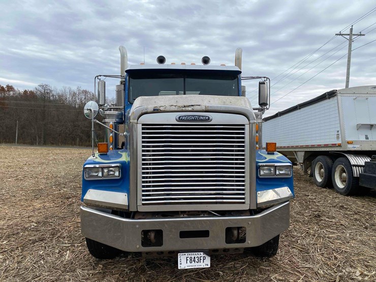 2007-freightliner-day-cab-semi-tractor-image-2