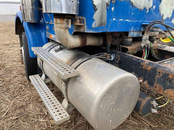 2007-freightliner-day-cab-semi-tractor-image-13