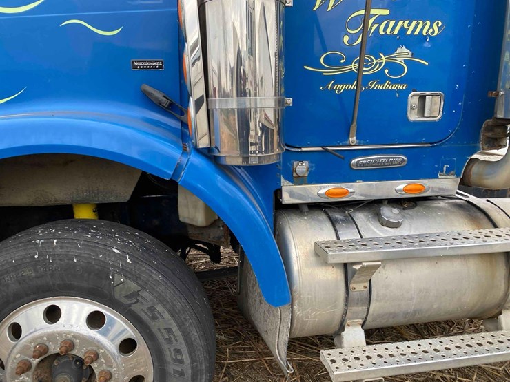 2007-freightliner-day-cab-semi-tractor-image-9
