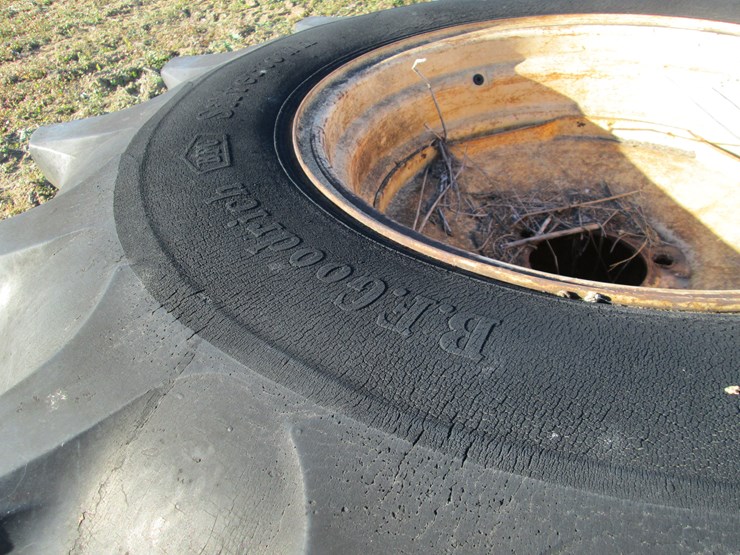 #35337-•-lot-of-(2)-bf-goodrich-23.1-26-tractor-tires-image-4