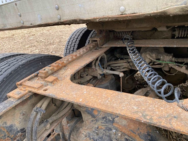 2007-freightliner-day-cab-semi-tractor-image-27