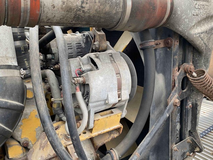 1987-freightliner-day-cab-semi-tractor-image-39