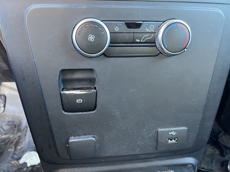 2020-ford-explorer-image-25