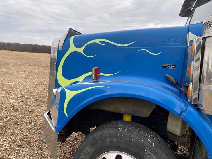 2007-freightliner-day-cab-semi-tractor-image-8