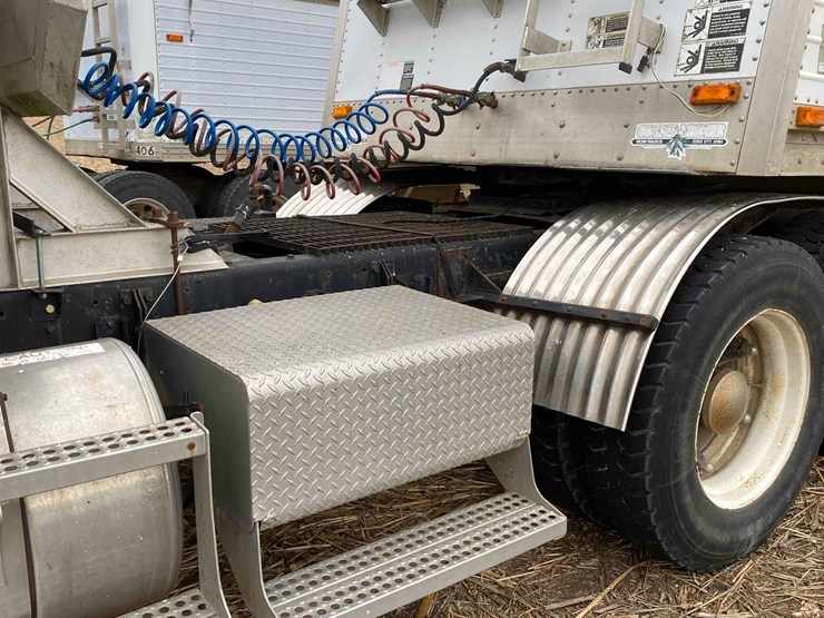 1987-freightliner-day-cab-semi-tractor-image-12