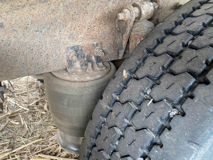 2007-freightliner-day-cab-semi-tractor-image-41